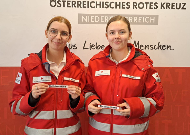 Nach der bestandenen Prüfung: Larissa Hobeck und Helene Schindler | Foto: Rotes Kreuz Waidhofen/Thaya
