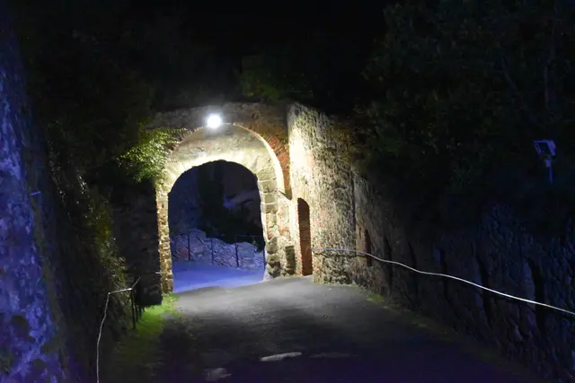 Im Dunkel der Nacht schlich sie wieder zurück zum getarnten Eingang des Tunnels, um die im Ranzen verstauten Lebensmittel den notleidenden Verteidigern der Burg Güssing zu bringen. | Foto: Martin Wurglits