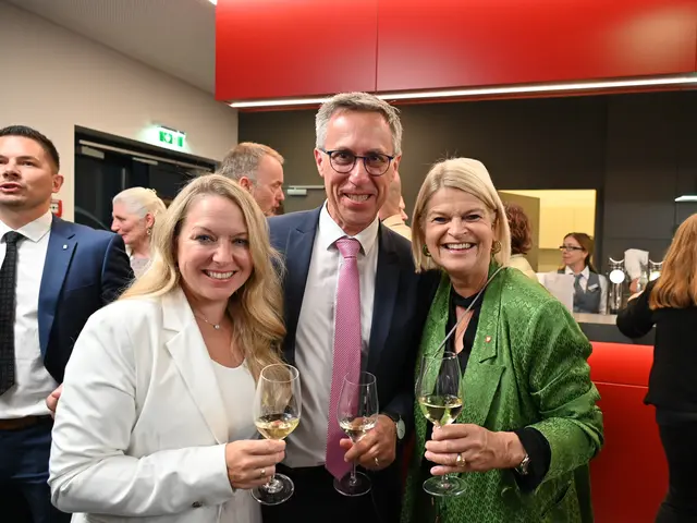 LAbg. Silke Dammerer mit NRAbg. Georg Strasser und Innenministerin Claudia Tanner | Foto: Gerlinde Siebenhandl