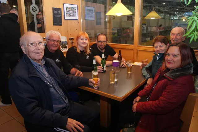 Pfarrer Albert Moser mit der Mannschft des betreuten Wohnens. | Foto: Lorenzatto