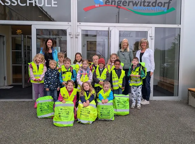 Die Taferlklassler der 1b in Mittertreffling sind auch bei Nebel, Regen und in der dunklen Jahreszeit gut sichtbar, dank der neuen Schutzhüllen für ihre Schultaschen vom Elternverein. | Foto: VS Engerwitzdorf-Mittertreffling