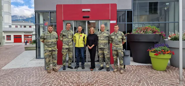 Bezirkshauptfrau Katharina Rumpf lud Vertreter des Militärkommandos Tirol in die BH Reutte ein. Von links: Markus Bernardi, Johannes Draxl, Andreas Schautzgy (BH Reutte), Bezirkshauptfrau Katharina Rumpf, Dominik Czermak und Stefan Egger. | Foto: Land Tirol