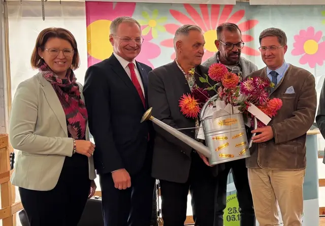 Staffelübergabe an die „Stadt der Gärten“ Wels: Landesrat Michaela Langer Weninger, Landeshauptmann Thomas Stelzer, Bürgermeister Günter Streicher, Moderator Karl Ploberger und Wels Bürgermeiste Andras Rabl. | Foto: F. Gruber
