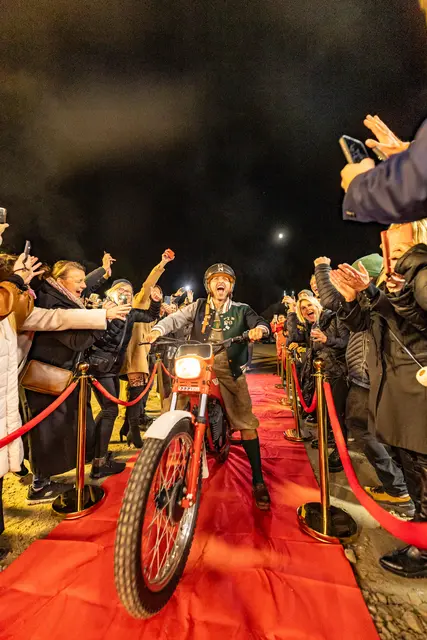 Mit dem Motorrad fuhr Toni Reitsamer über den roten Teppich. | Foto: Gerald Lobenwein