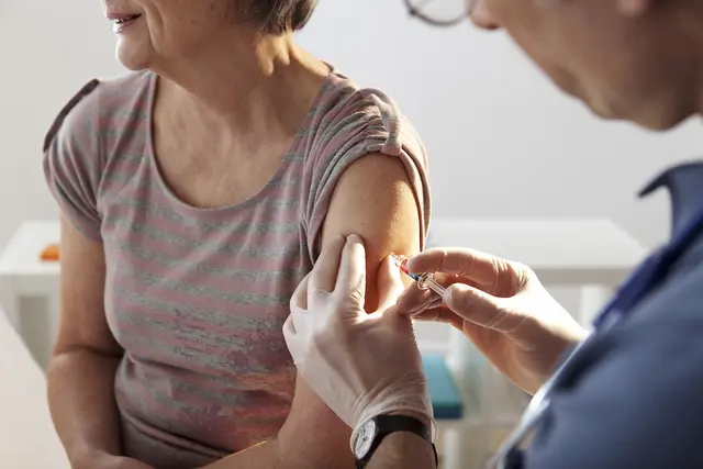 Die Grippeimpfung, die als wirksamster Schutz gilt, wird daher besonders für ältere Menschen ab 60 Jahren und Personen mit gesundheitlichen Risiken empfohlen.  | Foto: magepointfr/panthermedia