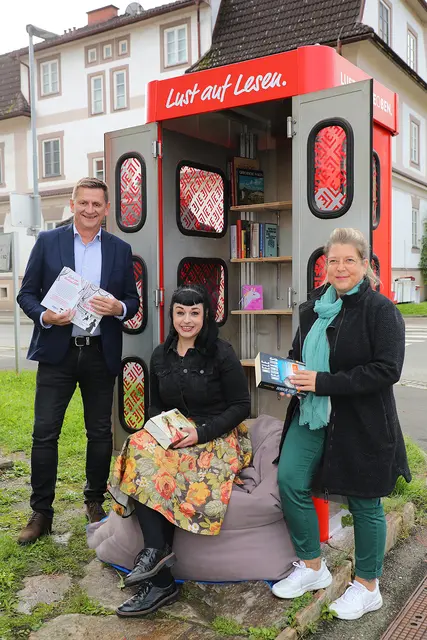 Präsentierten die neuen Bücherzellen in Leoben-Leitendorf und Judendorf (v. l.): Bürgermeister Kurt Wallner, Stadtbibliotheksleiterin Corinna Schaffer und Tanja Gruden, Mitarbeiterin des Bürgermeisterbüros. | Foto: Armin Russold