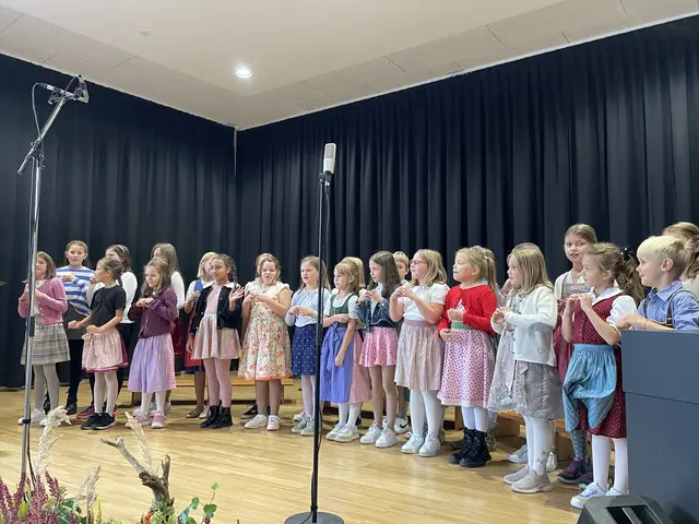 Der Chor der Volkschule Anger begeisterte beim Regionssingen. | Foto: MeinBezirk/Helmut Riedl