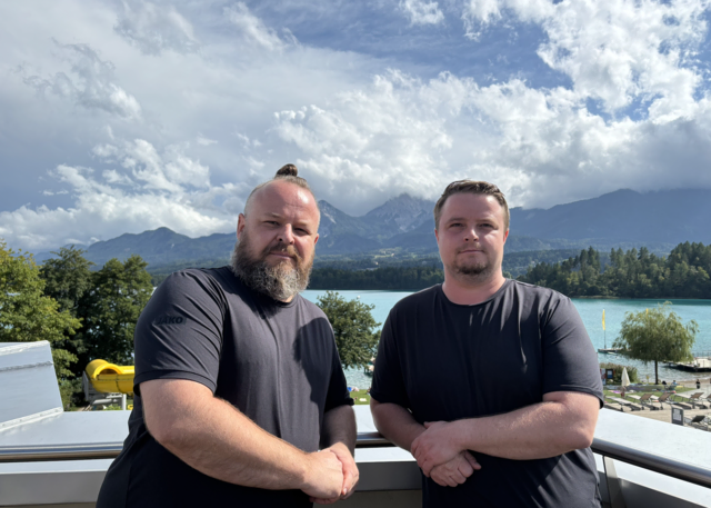 Christian und Manuel Erlacher (v.l.) bringen frischen Wind in die traditionsreiche Almhütte. | Foto: MeinBezirk.at