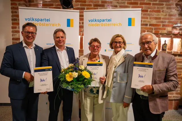VPNÖ Landesgeschäftsführer Matthias Zauner, Bürgermeister a.D. Zeiselmauer Martin Pircher, Bürgermeisterin a.D. Sieghartskirchen Josefa Geiger, Landeshauptfrau Johanna Mikl-Leitner und Bürgermeister außer Dienst St. Andrä-Wördern Maximillian Titz. | Foto: VPNÖ