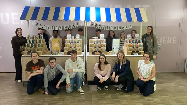 1. Reihe v.l.n.r.: Lorenz Binder, Lukas Bichl, Fabio Gölß, Nadine Gretz, Christiana Broidl, Isabella Senk
2. Reihe v.l.n.r.: Alina Penz, Kilian Keinmeier, Michael Schönauer, Stefan Böhm, Jonas Weinberger, Sebastian Zwettler, Alina Palkovich, Melissa Steininger, Carina Schierhuber, Johanna Zlabinger. | Foto: Wirtschafts.Akademie.Zwettl