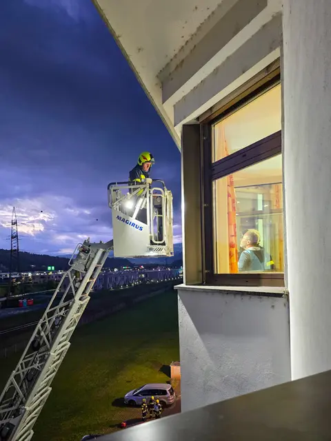 Mit der Drehleiter wurden Statisten aus ihrer misslichen Lage befreit. | Foto: LKH Graz II