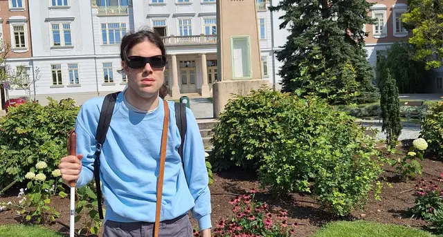 Am Otto-Wagner-Areal gibt es einiges zu entdecken. Das konnte auch der sehbehinderte Journalist Dominic Schmid feststellen.  | Foto: Elisabeth Posch