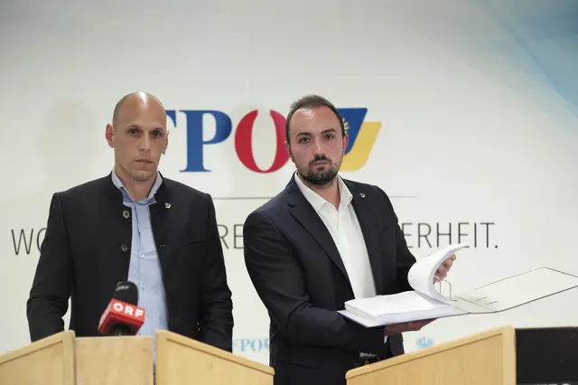 Helmut Fiedler und Alexander Murlasits mit dem Konvolut an potentiellen Sparmöglichkeiten.  | Foto: Santrucek