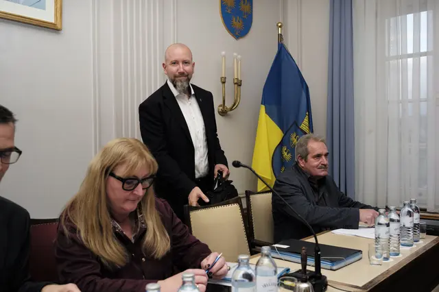 Marcus Berlosnig – gefasst sieht anders aus. Vorne: der "echte" (auf Landeslinie) FPÖler Wilhelm Haberbichler. | Foto: Santrucek