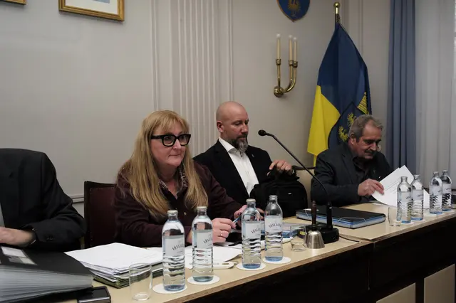 Stadtvize Marcus Berlosnig zwischen Stadtchefin Klaudia Osztovics (ÖVP) und FPÖ-StR Wilhelm Haberbichler. | Foto: Santrucek