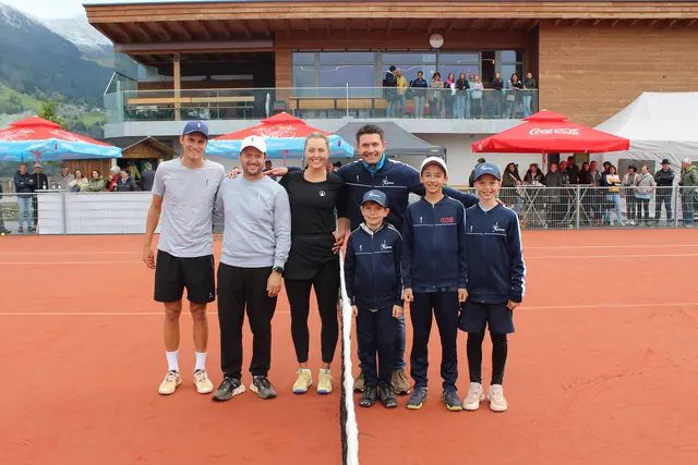 Von links nach rechts: Bundesligaspieler Luca Maldoner, Startrainer Daniel Huber, Profispielerin Gabriela Andrea Knutson, TC Weerberg-Obmann Martin Pinsker und drei Nachwuchstalente des TC Weerberg. 