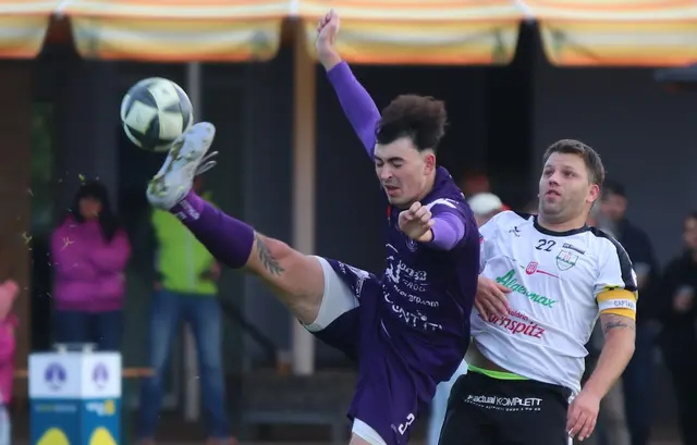 Dominik Mayrwöger (Pregarten, r.) staunt über die Athletik des Hagenbergers Moritz Seyer. | Foto: MeinBezirk