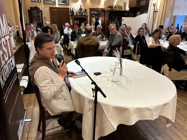 Lenz Koppelstätter las aus seinem Gardasee-Krimi.  | Foto: Birgit Gehrke
