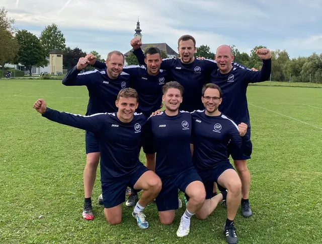 Am Foto hinten stehend v.l.: Thomas Fürlinger, Georg Wöhs, Max Wildfellner, Thomas Winkler; vorne kniend v.l: Fabian Greifeneder, David Baumgärtel, Andreas Feindert. | Foto: Eva Holzinger