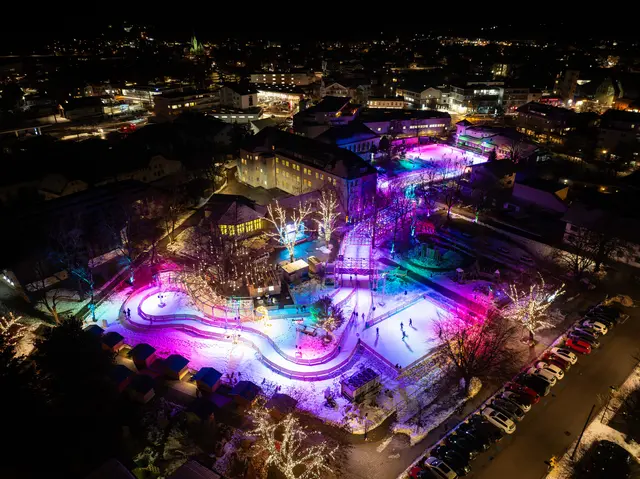 Einen Eislaufplatz wie diesen findet man weitum nirgends: Die Idee und das Konzept für Reutte on Ice stammen von der Firma AST. | Foto: AST