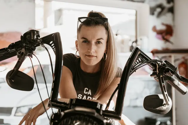 "Toria" aka Viktoria Wieser bringt mit "Realitätsfluchtfahrzeug" einen neuen Song heraus. | Foto: Tabea Gutmann