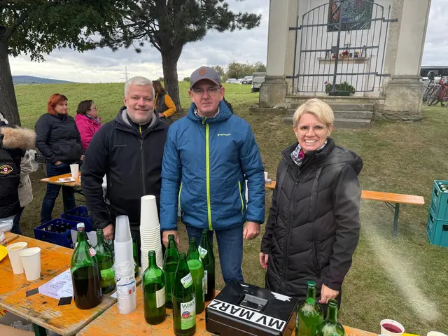 Manfred Zachs, Matthias Zerkhold und Tina Biribauer beim Ausschank. | Foto: Gemeinde Marz