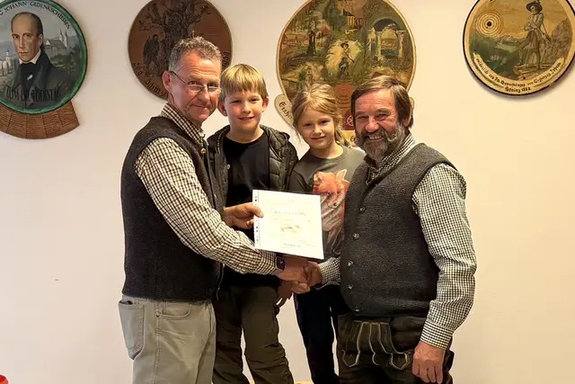 Lospreisgewinner Peter Schlegl mit den Glückskindern Emma und Maximilian | Foto: Schützenverein
