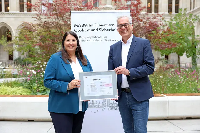 Vizebürgermeisterin und Wohnbaustadträtin Kathrin Gaál (SPÖ) und MA39-Dienststellenleiter Dieter Werner. | Foto: Stadt Wien/Martin Votava