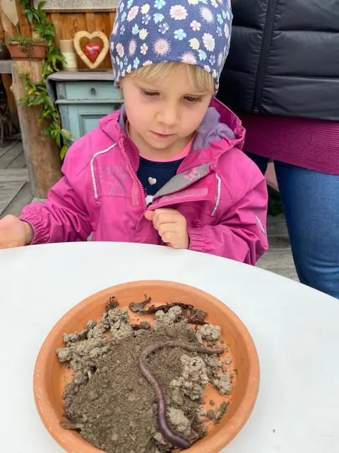 Im Mittelpunkt stand der Regenwurm als König des Bodens und die Biene als Königin der Vielfalt.  | Foto: Sonja Haubenhofer