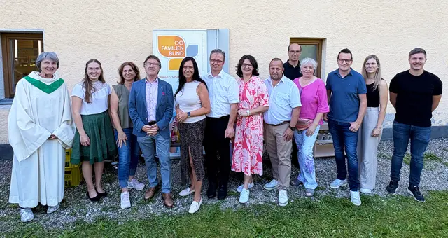 Annemarie Hofer, Christina Lettner, Gabi Mayr, Josef Wendtner, Ana Aigner, Johann Dittlbacher, Elisabeth Gneißl, Andreas Hammerl, Gerhard Eidenhammer, Brigitta Mayr, Thomas Schießendoppler, Isabel Riederer, Thomas Göschl (v.l.). | Foto: OÖ Familienbund