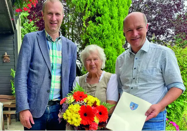 v.l.: OV Christian Zehethofer, Jubilarin Leopoldine Heuberger und Bürgermeister Johannes Pressl. | Foto: Marktgemeinde Ardagger