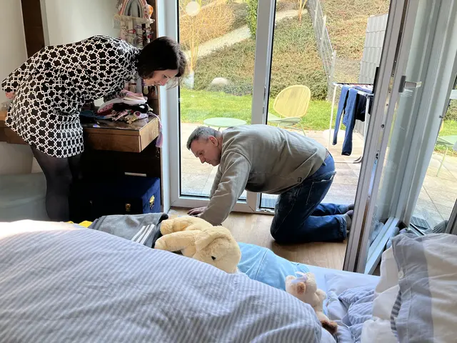 Günther Nussbaum begutachtet den Holzboden. | Foto: ProsiebenSat1Puls4