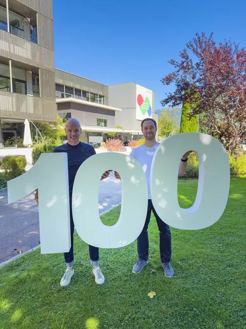 Bis voraussichtlich Ende 2025 wird die 100-Tonnen-Marke geknackt – sind sich Roland Hebbel, GF Steinbacher (li.) und Maximilian Bernard, Leitung Forschung &amp; Entwicklung, sicher. | Foto: Steinbacher