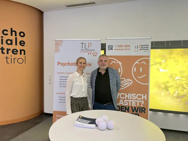 Ines Gstrein, Vorsitzende des Tiroler Landesverbands für Psychotherapie, und Michael Wolf, Leiter der Psychosozialen Zentren in Tirol, fordern mehr niederschwellige Angebote, kürzere Wartezeiten und einen einfacheren Zugang zu psychotherapeutischer Hilfe. | Foto: PSZ Tirol