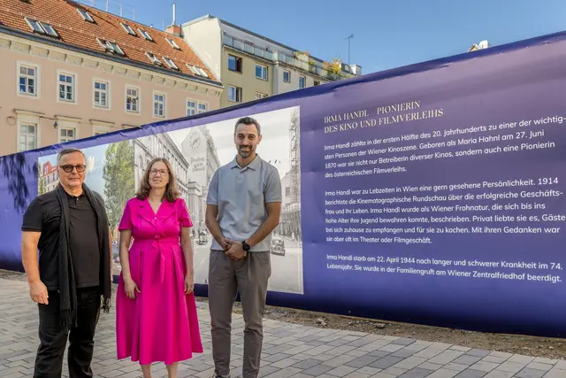 Brigitte Neichl vom Bezirksmuseum, Alfred Mansfeld, Vorsitzender der Kulturkommission (l.) sowie Sebastian Unger vom Bauträger Breiteneder (r.) entwarfen den Bauzaun. | Foto: Christian Steinbrenner