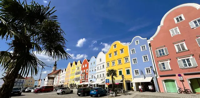  „Meine Lieblingsfarbe ist bunt“ scheinen sich schon seinerzeit die Erbauer der Silberzeile am barocken Oberen Stadtplatz gedacht haben. Jetzt hat Schärding die Chance der „schönste Platz Österreichs“ zu werden. | Foto: F. Gruber