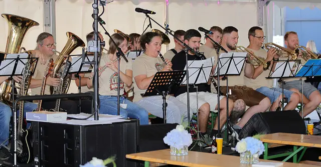 Mit den Premieren von „Work L’IFE Banda“ und „L’IFE Cycle“ sorgten die musikalisch talentierten Mitarbeiterinnen und Mitarbeiter für Stimmung und Gänsehaut-Momente. | Foto: IFE