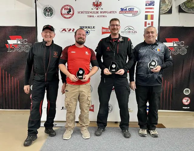 Siegerehrung Pistol1500 / Wertung Expert:
(v.l.n.r.)
Manfred Hörl (Referent PPC1500)
Thomas Jäger (SG Kundl)
Martin Kögl (SG Hopfgarten)
Cosmin Codru (Rumänien) | Foto: Christine Pleschberger