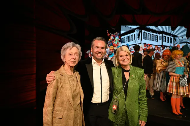 Intendant Michael Garschall mit der langjährigen Unterstützerin der Blindenmarkter Herbsttage, Hilde Umdasch und Bundesministerin für Landesverteidigung Klaudia Tanner | Foto: Gerlinde Siebenhandl
