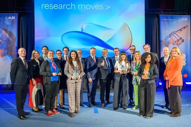 Im Bild (v. l.): Anton Lummerstorfer (Raiffeisenlandesbank OÖ), Birgit Tauber (FFG), Daniel Cracau (IT:U), Klarissa Meirer (RECENDT),  Christiane Tusek (JKU-Vizerektorin), Michael Rabl (FH OÖ-Präsident), Hamideh Hassanpour (K1-MET GmbH), Gerald Silberhumer (WKOÖ-Direktor), Thomas Stelzer (Landeshauptmann), Wilfried Enzenhofer (UAR-Geschäftsführer), Markus Achleitner (Wirtschafts-Landesrat), Latifeh Nasseri (Wood K plus), Joachim Haindl-Grutsch (IV OÖ-Geschäftsführer), Tanja Spennlingwimmer (aws), Garcia Guzman Yuneisy Esthela (SAL), Stefan Koch (JKU-Rektor), Alexander Freischlager (JKU-Vizerektor), Petra Mayer-Hejna (UAR).  | Foto: Cityfoto