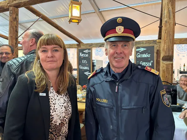  Bezirkspolizeikommandant Matthias Osterkorn mit Donau Oberösterreich Touristikerin Bettina Berndorfer. | Foto: F. Gruber