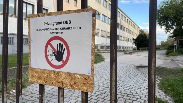 Am Baufeld 4 starteten kürzlich erneut Abrissarbeiten für das neue Stadtentwicklungsgebiet "Freie Mitte".  | Foto: Kathrin Klemm/MeinBezirk