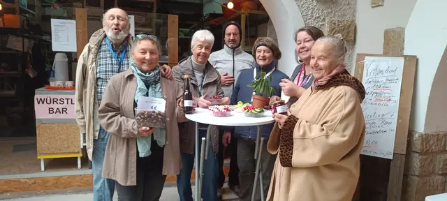 Direktorin Museum Kierling Christl Chlebecek (3.v.l.) und KBV-Obmann Robert Lhotka (Mitte) führten die Besucher auch durch die Wagenburg.

 | Foto: Robert Lhotka