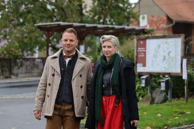 "Modenschau" am Kallergasslfest: Die unterschiedlichsten Trachtenkombinationen waren zu sehen. | Foto: MeinBezirk/Johann Schleich