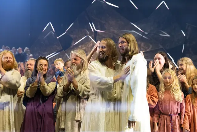 Ein Moment voller Emotion: Die beiden Jesus-Darsteller Christoph Esterl und Stefan Pfisterer nach der letzten Aufführung. | Foto: Anker