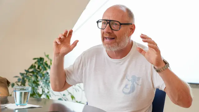 Schauspieler, Kabarettist – und jetzt auch Buchautor: Simon Schwarz setzt sich für eine lebenswerte Zukunft ein. | Foto: Andreas Pölzl/MeinBezirk