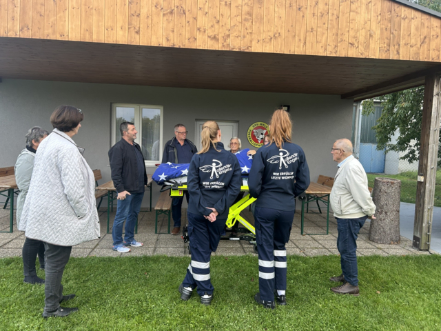Beim Zusammensitzen der Angehörigen wurde gleichermaßen gelacht als auch geweint. | Foto: Rollende Engel