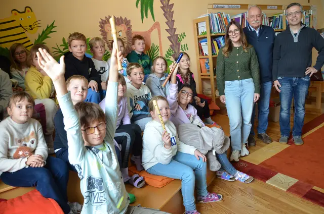 Schüler, Direktorin Julia Eichberger-Hammer, Augustin Kargl und Martin Pösner bei der Flötenübergabe. | Foto: Oblak