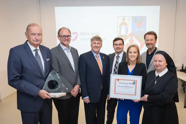 Wilhelm Marhold, Präsident Komitee Landstraße, Andreas Waldsich, Wertevorstand Herz-Jesu Krankenhaus, Bezirkschef Erich Hohenberger (SPÖ),
Herbert Volkmann, Kaufmännischer Direktor Herz-Jesu Krankenhaus, Elvira Czech, Geschäftsführerin Herz-Jesu Krankenhaus, Manfred Greher (Ärztlicher Direktor Herz-Jesu Krankenhaus und Sr. M. Damaris, Generaloberin (v.l.) bei der Verleihung des diesjährigen Bezirksoscars.  | Foto: David Bohmann