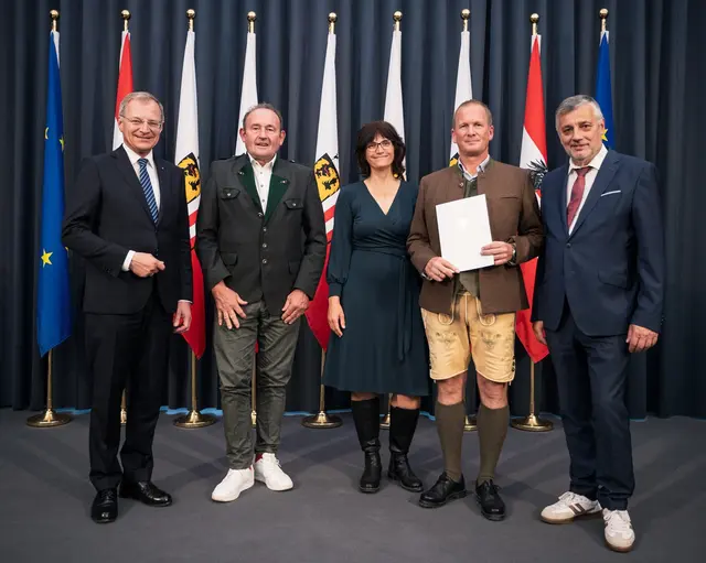 Georg Seidenbusch (2. v. r.) ist Direktor der Volksschule Mettmach.